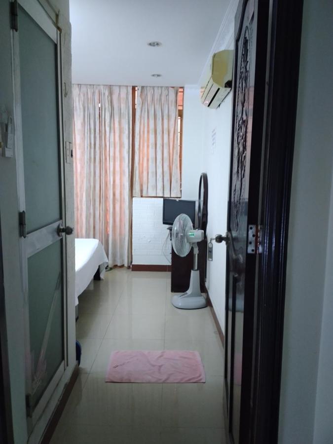 Guest House Uttrang Thành Pho Ho Chí Minh Esterno foto